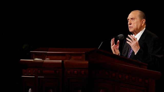 Президент Томас С. Монсон під час виступу на Недільній ранішній сесії попередньої генеральної конференції 6 жовтня 2013 року