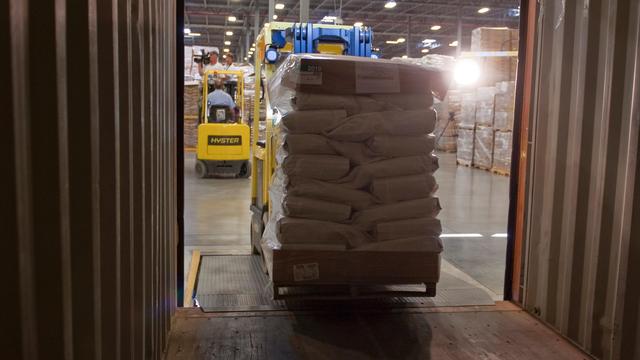 Триває завантаження продуктів для постраждалих від повеню в Пакістані, 2010