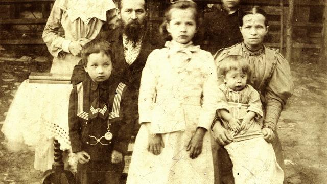 Сімейні фотографії зберігаються на FamilySearch назавжди, що дозволяє ділитися ними навіть з майбутніми поколіннями нащадків