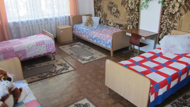 Дитяча спальня прикрашена новими ковдрами.
